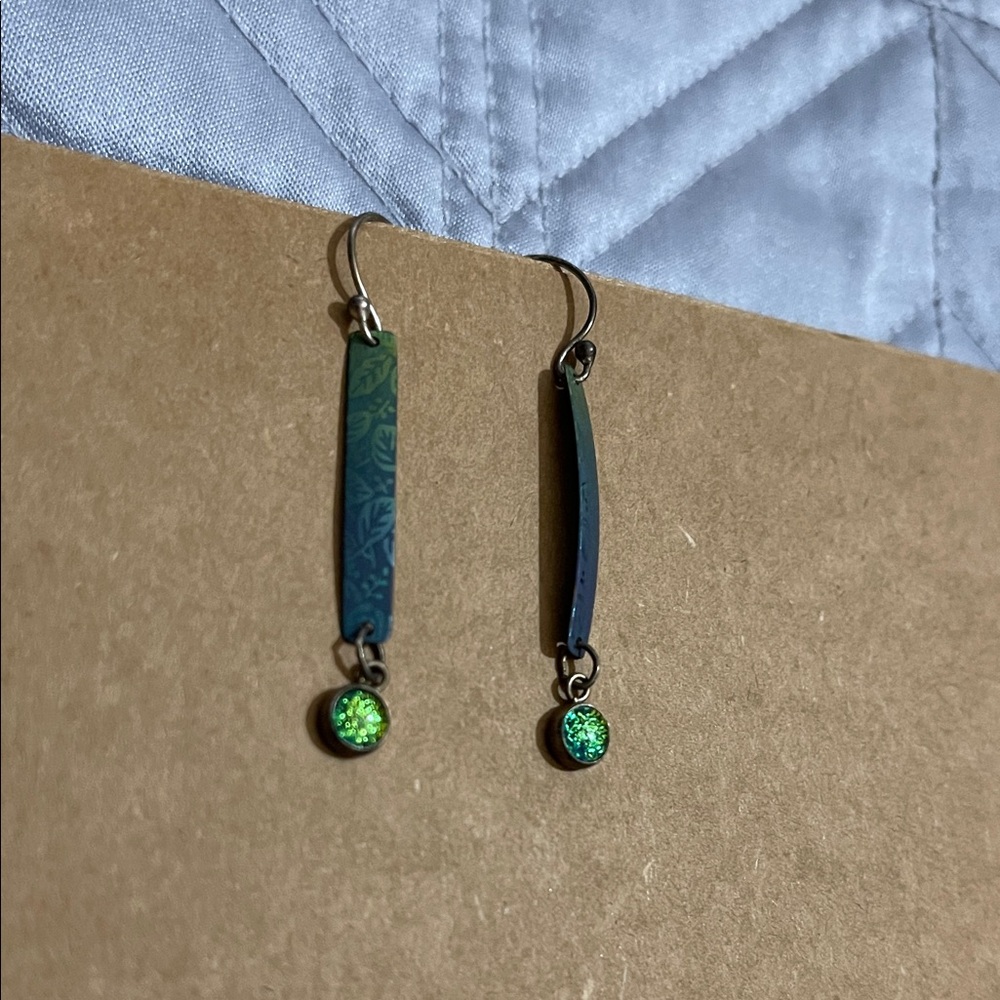 Holly Yashi Niobium and Dichroic Glass, Blue and Green Dangle Earrings! - Picture 3 of 11